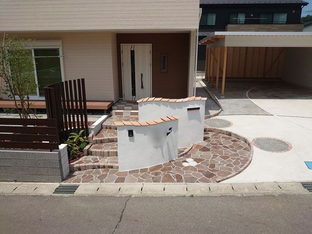 塗り壁の門柱とアプローチ