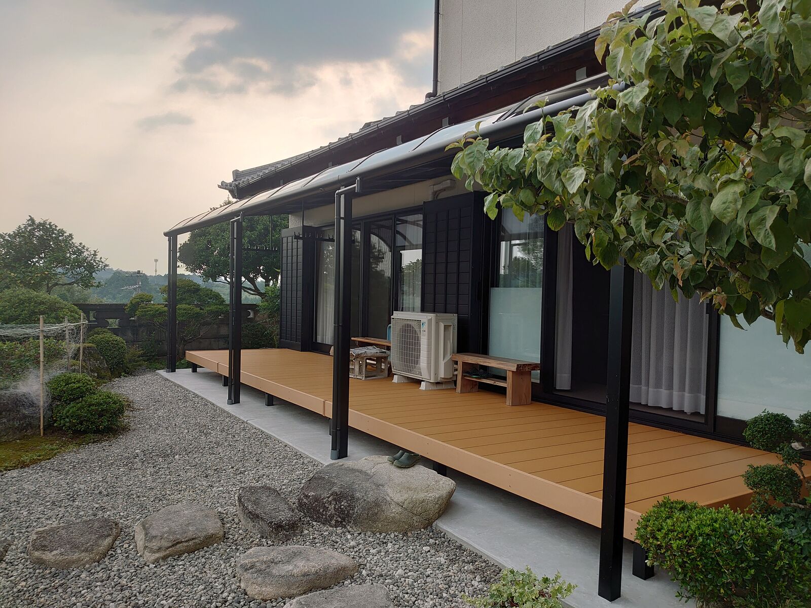 屋根付きの縁側デッキ
