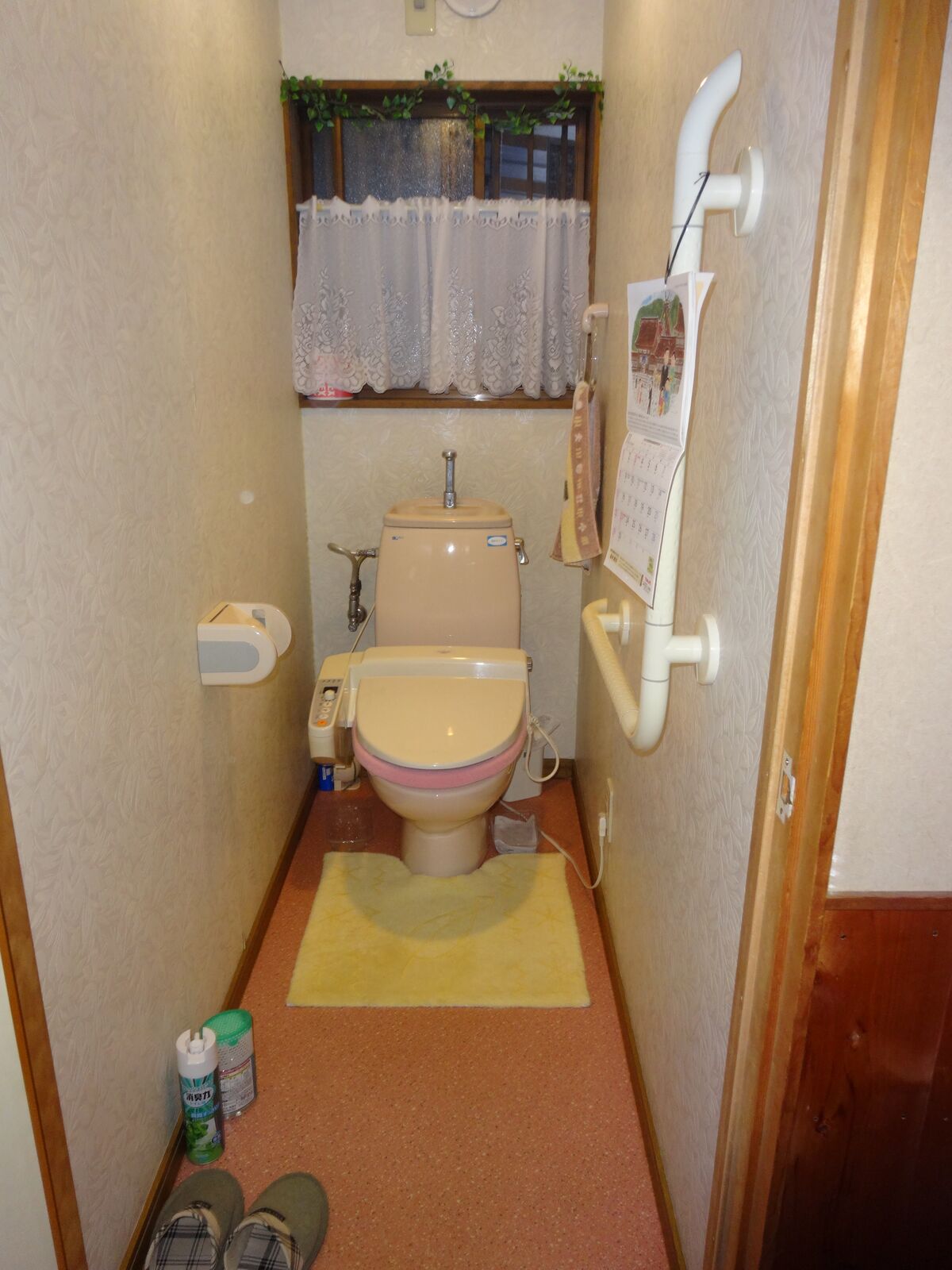 手すり付きのトイレ